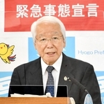 新型コロナウイルスの緊急事態措置について説明する兵庫県の井戸敏三知事＝７日午後、県庁（撮影・藤井伸哉）