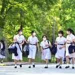爽やかな白色の夏服で通学する生徒たち＝１０日午前、神戸市灘区王子町２