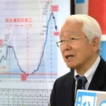 「新規陽性者数の推移」のグラフを背に会見する井戸敏三知事＝１０日午後、神戸市中央区、兵庫県庁（撮影・大森　武）