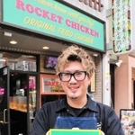 ロケットチキン神戸店の前で、商品を手にする武内謙二店長＝神戸市中央区元町通５