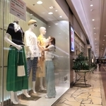 平日の時短営業で再開する神戸・三宮の地下街「さんちか」。ショーウインドー内では夏服へ衣替えが行われた＝１１日午後、神戸市中央区（撮影・小林良多）