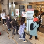 １８日ぶりに全館営業再開した大丸神戸店。開店とともに数十人が入店した＝１２日午前、神戸市中央区明石町（撮影・吉田敦史）