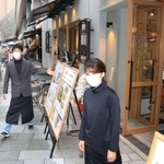 ようやく本格的にオープンし、小雨の中で営業する飲食店の店員たち＝１２日午後、神戸市中央区加納町４（撮影・吉田敦史）