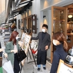 ようやく本格的にオープンし、小雨の中で営業する飲食店の店員たち＝１２日午後、神戸市中央区加納町４（撮影・吉田敦史）