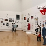 展示会場の様子を見るコシノヒロコさん（右から３人目）＝１２日午後、兵庫県立美術館（撮影・長嶺麻子）