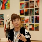 再開した展覧会の会場で語るコシノヒロコさん＝１２日午後、兵庫県立美術館（撮影・長嶺麻子）