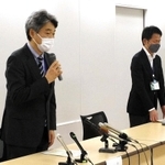 新型コロナワクチンを誤って常温保管し、謝罪する神戸市健康局の幹部ら＝１２日午後、神戸市役所