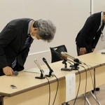 新型コロナワクチンを誤って常温保管し、謝罪する神戸市健康局の幹部ら＝１２日午後、神戸市役所