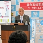 新型コロナウイルス緊急事態宣言延長に合わせ、休業や営業時短強制に応じた事業者への協力金を発表する兵庫県の井戸敏三知事＝１２日夕、兵庫県庁