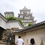 人数制限した上で営業を再開した姫路城。初日の人出はまばらだった＝１２日午前、姫路市本町（撮影・大山伸一郎）