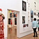 再開された美術館で展示を楽しむ来館者＝１２日午後、神戸市中央区脇浜海岸通１、兵庫県立美術館（撮影・長嶺麻子）