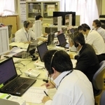 コロナワクチン接種予約の抽選申し込みを受ける加古川市のコールセンター＝加古川市内