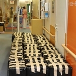 コロナ病棟から１日に出る大量の廃棄物＝１２日午後３時１５分、神戸市長田区一番町２、市立医療センター西市民病院