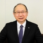 神戸学院大学出版会が発行した本を紹介する佐藤雅美学長＝神戸市中央区、同大ポートアイランドキャンパス