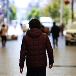 クラスターが発生したショートステイに勤務し、自身もイギリス変異株の感染を経験した男性。日常の動作で急に心拍数が上がる後遺症に悩む＝神戸市長田区（撮影・吉田敦史）