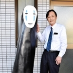「カオナシ」にそっくりな人形を制作した山下陽介さん＝いずれも神戸市灘区篠原中町２