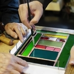 銅テープに溶剤を塗ってハンダ付け＝神戸市垂水区（撮影・長嶺麻子）