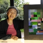 「気に入っている」という１０年ほど前の作品を手にする森本康代さん。額は古民家の壊れた網戸でこしらえている＝神戸市垂水区（撮影・長嶺麻子）