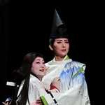 出陣前に桜を愛でる珠城りょう演じる楠木正行（右）と美園さくら演じる弁内侍＝宝塚大劇場（撮影・中西幸大）