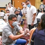 上腕部の模型に模擬注射をする歯科医師＝神戸市中央区橘通４、同市医師会館