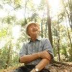 帰郷後は里山歩きを楽しんだ河合雅雄さん＝２００７年８月、丹波篠山市野尻