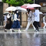 近畿地方が梅雨入り。神戸・元町の繁華街では買い物客らが傘を差して足早に交差点を渡っていた＝１６日午前、神戸市中央区（撮影・秋山亮太）