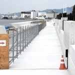 防潮堤のかさ上げ工事が進む南芦屋浜＝芦屋市涼風町