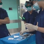 細いワイヤから出る光。治療時には赤い光に変わる＝４月２３日、神戸市中央区楠町７、神戸大病院（神戸大学・神戸新聞共同撮影）