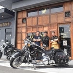 ライダーズカフェ「エスユークラブ」をオープンした上原悟さん（中央）ら＝神戸市西区平野町黒田