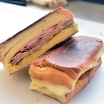 ボリュームを重視した自信作「キューバサンド」＝神戸市西区平野町黒田