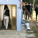 大麻の栽培拠点とみられる建物を捜索する兵庫県警の捜査員ら＝２０２０年１０月２０日、三田市内