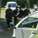 大麻の栽培拠点とみられる建物を捜索する兵庫県警の捜査員ら＝２０２０年１０月２０日、三田市内