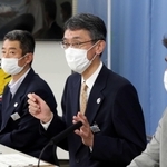 「残念な思いでいっぱい」。当初より大幅に縮小された聖火リレーの概要を発表する県実行委員会の田中正晴事務局長（中央）ら＝兵庫県庁（撮影・山崎　竜）