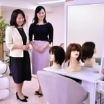 アピアランスケアの専門サロンをオープンした明石春枝さん（左）と、次女の真理子さん＝神戸市中央区下山手通３