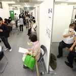 大規模接種会場で、市民がワクチン接種を受ける手順を確認した訓練＝２０日午後、神戸市中央区東川崎町１（撮影・鈴木雅之）