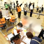 兵庫県内で初稼働となる新型コロナワクチンの大規模接種会場で実施されたシミュレーション。受け付けに多くの人が並んだ＝２０日午後、神戸市中央区東川崎町１（撮影・鈴木雅之）