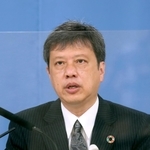 知事選の公約を発表する金田峰生氏＝兵庫県庁（撮影・辰巳直之）