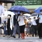大雨警報が発令され、道行く人の中には長靴を履いた人も＝２１日午前、神戸市中央区元町通１（撮影・鈴木雅之）