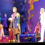 「ほんものの魔法使」で熱演する朝美絢（中央）と縣千（右端）＝宝塚バウホール