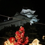 世界文化遺産・国宝姫路城を借景に繰り広げられた薪能＝２１日夜、姫路市本町（撮影・大山伸一郎）
