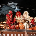 世界文化遺産・国宝姫路城を借景に繰り広げられた薪能＝２１日夜、姫路市本町（撮影・大山伸一郎）