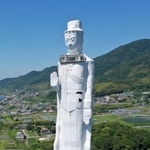 ６月から解体工事が始まることになった「世界平和大観音像」＝２０２０年６月、淡路市釜口（小型無人機で撮影）