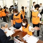 新型コロナワクチンの大規模接種会場で神戸市が事前に行った訓練の様子＝２０日午後、神戸市中央区東川崎町１