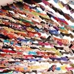 歴代コレクションで使ったカラフルなタイツが飛び出す展示「ニョキニョキ」＝兵庫県立美術館