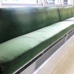 ばねの上にフェルト生地を重ねた従来型車両のロングシート＝神戸市須磨区西落合２、名谷車両基地