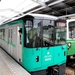新型の６０００形車両（左）＝神戸市営地下鉄伊川谷駅（２０１８年７月撮影）