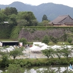 ステージやテントが並んだ篠山城跡三の丸広場＝２４日午前、丹波篠山市北新町（撮影・長嶺麻子）