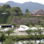 ステージやテントが並んだ篠山城跡三の丸広場＝２４日午前、丹波篠山市北新町（撮影・長嶺麻子）