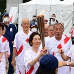聖火リレー２日目の第一走者を務めた「５６年目のファーストランの会」のメンバー＝２４日午後、丹波篠山市北新町、篠山城跡三の丸広場（撮影・中西幸大）