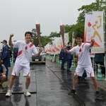 トーチキスをする朝原宣治さん（左）と武井壮さん＝２４日午後、丹波篠山市北新町、篠山城跡三の丸広場